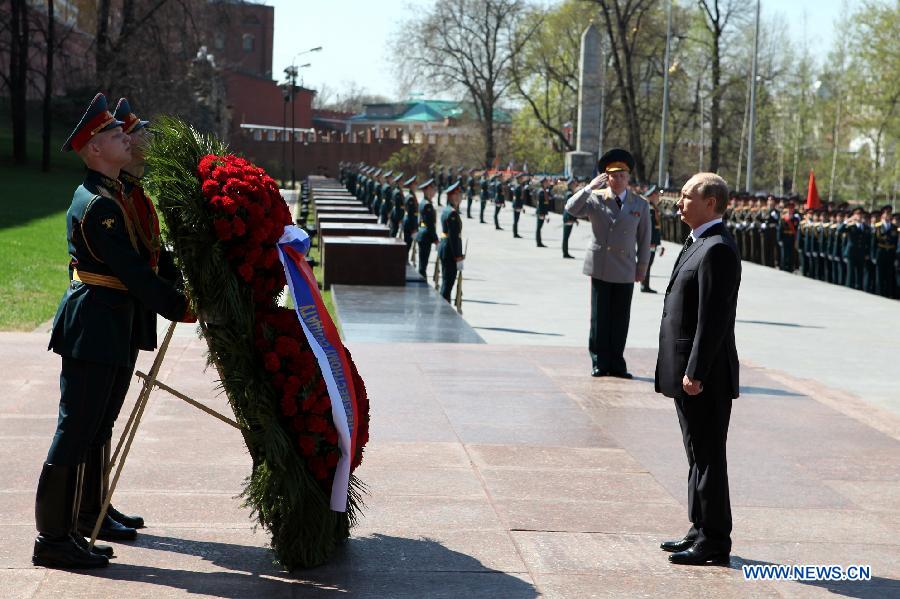 В. Путин возложил венок к Вечному огню у Могилы Неизвестного солдата (5)