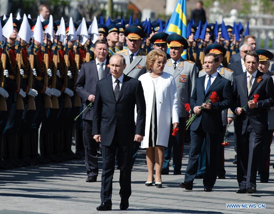 В. Путин возложил венок к Вечному огню у Могилы Неизвестного солдата (2)