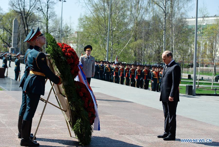 В. Путин возложил венок к Вечному огню у Могилы Неизвестного солдата (3)
