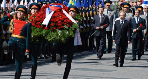 В. Путин возложил венок к Вечному огню у Могилы Неизвестного солдата