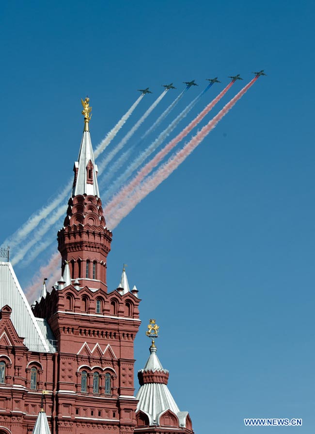 В Москве на Красной площади прошел военный парад в ознаменование 68- й годовщины победы в Великой Отечественной войне (3)