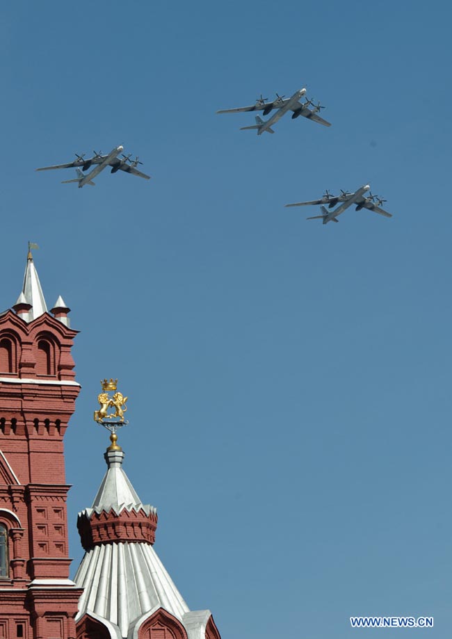 В Москве на Красной площади прошел военный парад в ознаменование 68- й годовщины победы в Великой Отечественной войне (4)