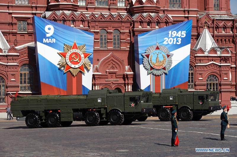 В Москве на Красной площади прошел военный парад в ознаменование 68- й годовщины победы в Великой Отечественной войне