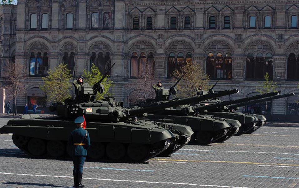 на Красной площади прошел военный парад в ознаменование 68- й годовщины победы в Великой Отечественной войне