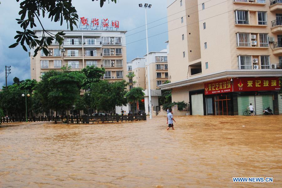 Более 30 тыс человек пострадали от проливных дождей в провинции Гуандун (3)