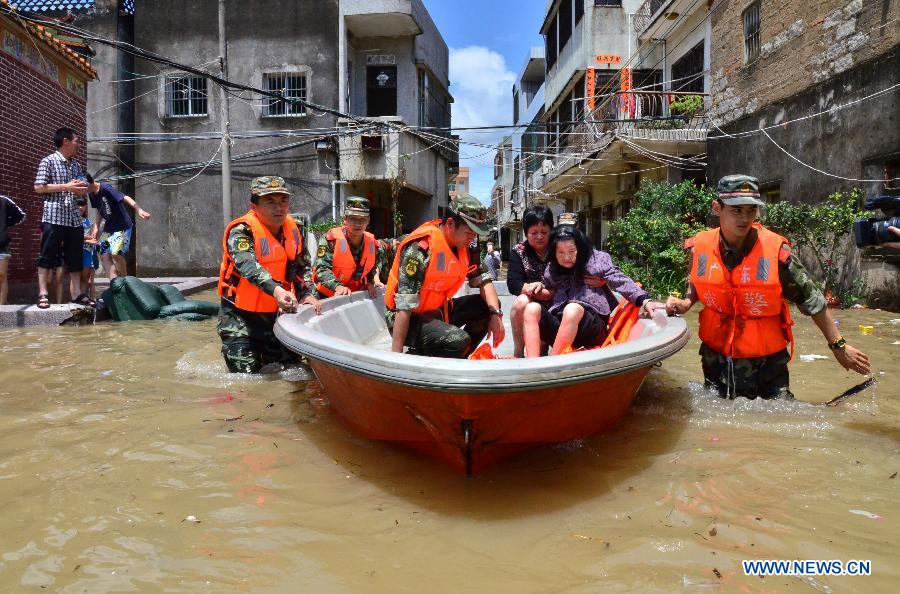Более 30 тыс человек пострадали от проливных дождей в провинции Гуандун (2)