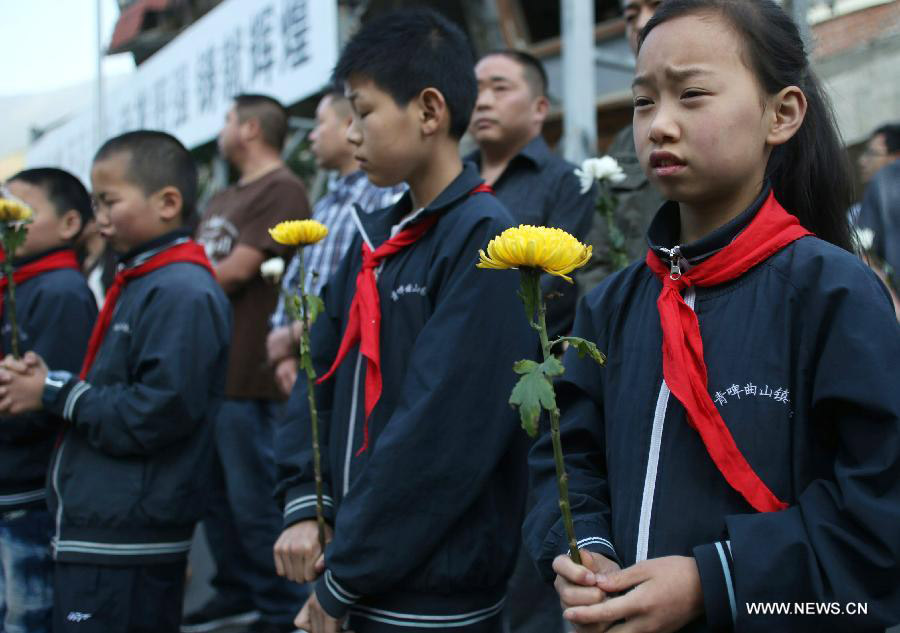 Китайцы почтили память погибших в результате мощного землетрясения в Вэньчуане (7)