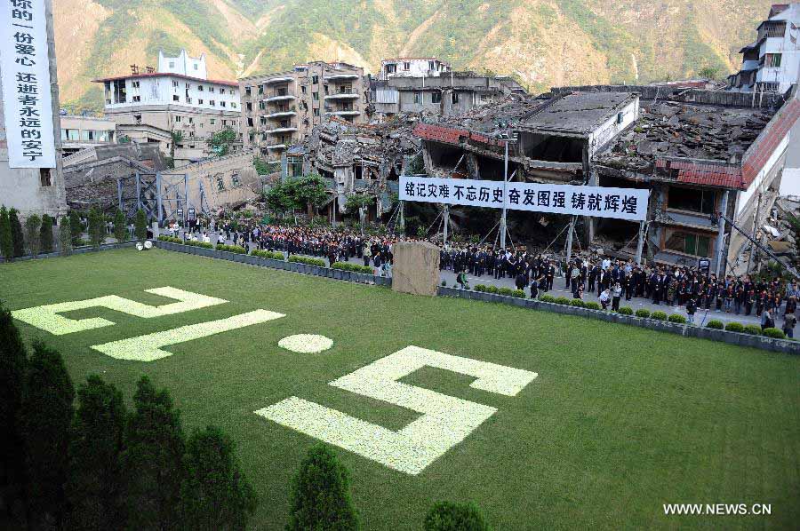 Китайцы почтили память погибших в результате мощного землетрясения в Вэньчуане (4)