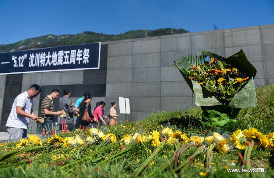 Китайцы почтили память погибших в результате мощного землетрясения в Вэньчуане (3)