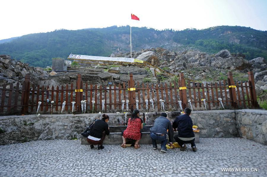 Китайцы почтили память погибших в результате мощного землетрясения в Вэньчуане (6)