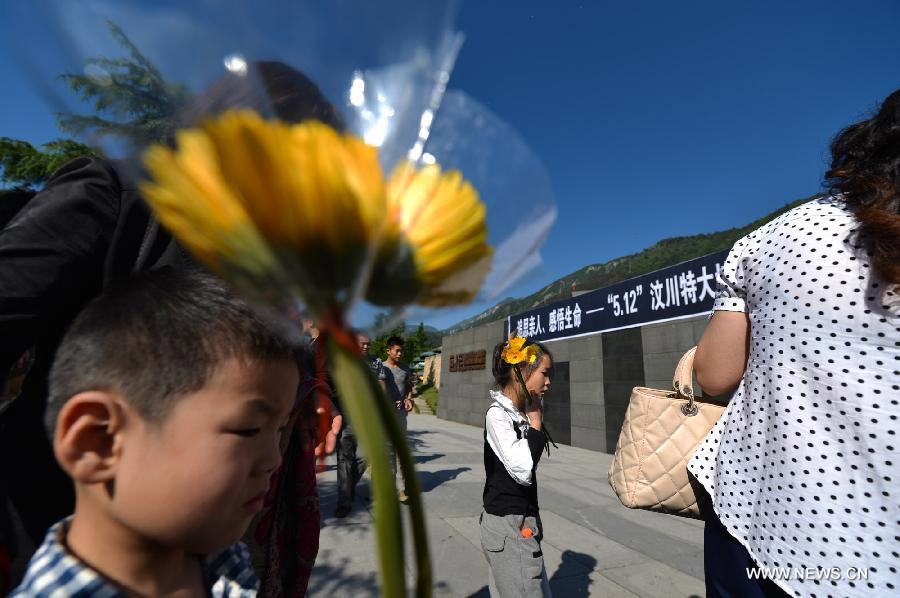 Китайцы почтили память погибших в результате мощного землетрясения в Вэньчуане (8)