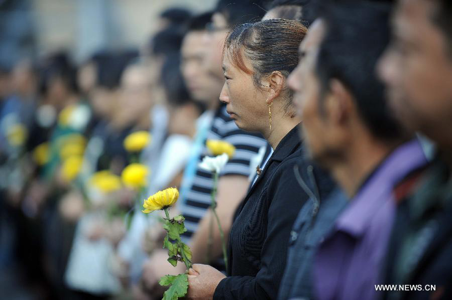 Китайцы почтили память погибших в результате мощного землетрясения в Вэньчуане (9)