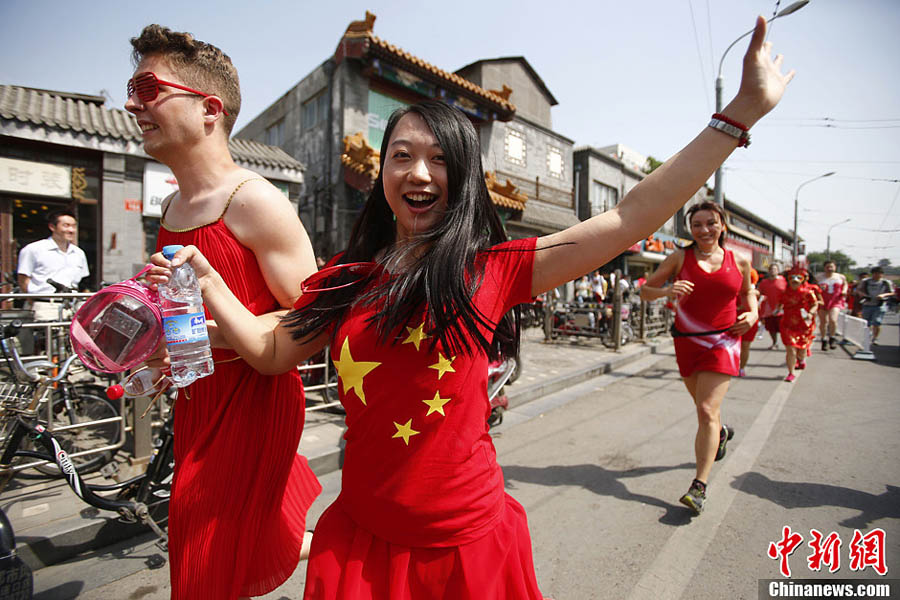 Китайские и иностранные любители спорта бегали в красных юбках вокруг озера Шичайхай