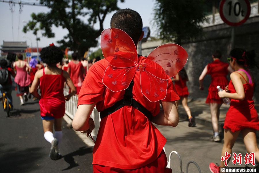 Китайские и иностранные любители спорта бегали в красных юбках вокруг озера Шичайхай (7)