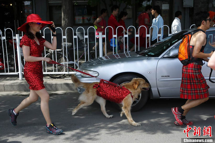 Китайские и иностранные любители спорта бегали в красных юбках вокруг озера Шичайхай (3)