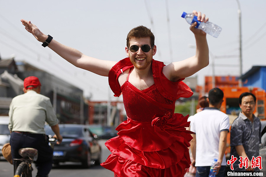 Китайские и иностранные любители спорта бегали в красных юбках вокруг озера Шичайхай (2)