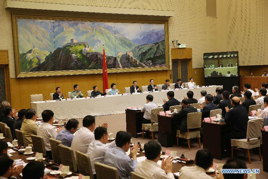 Ли Кэцян: трансформация правительственных функций приведет к оживлению рынка и укреплению движущих сил экономического развития (2)