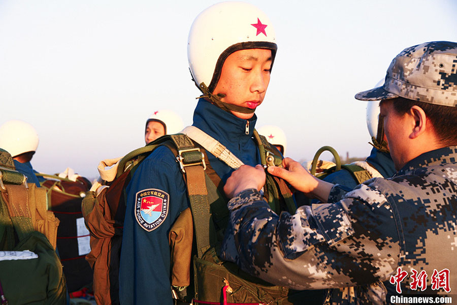 Новые учащиеся-пилоты самолетов-истребителей ВВС Китая впервые спрыгнули с парашютом