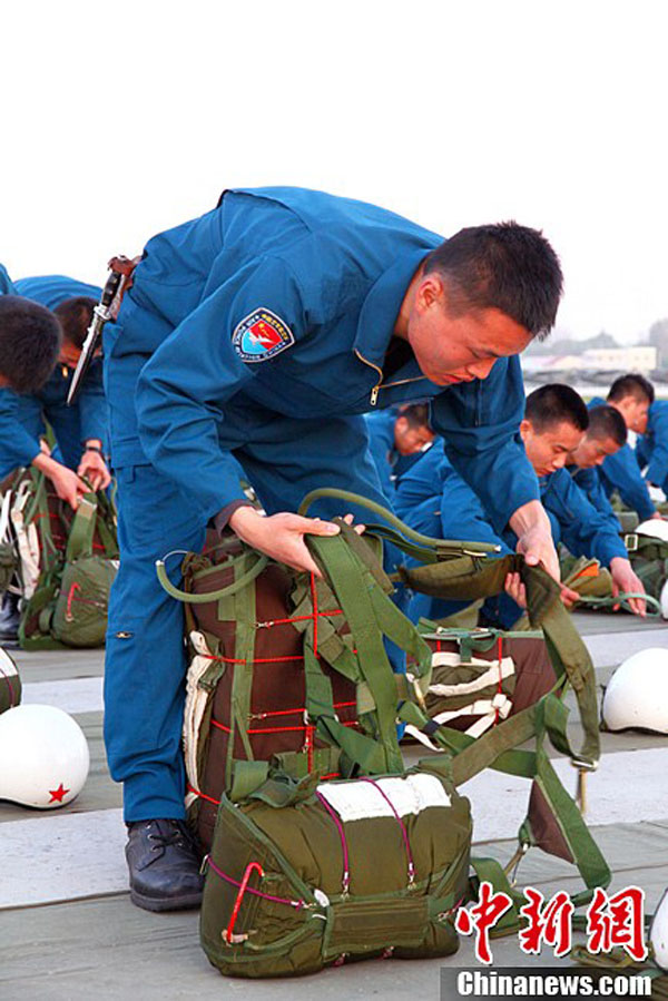 Новые учащиеся-пилоты самолетов-истребителей ВВС Китая впервые спрыгнули с парашютом (3)