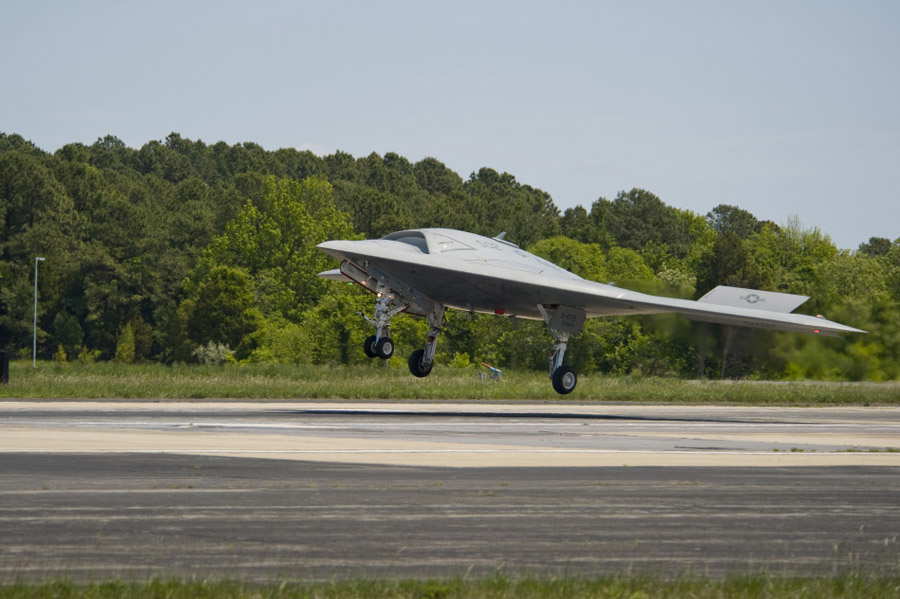 Американский беспилотный истребитель X-47B благополучно совершил взлет с палубы авианосца (14)