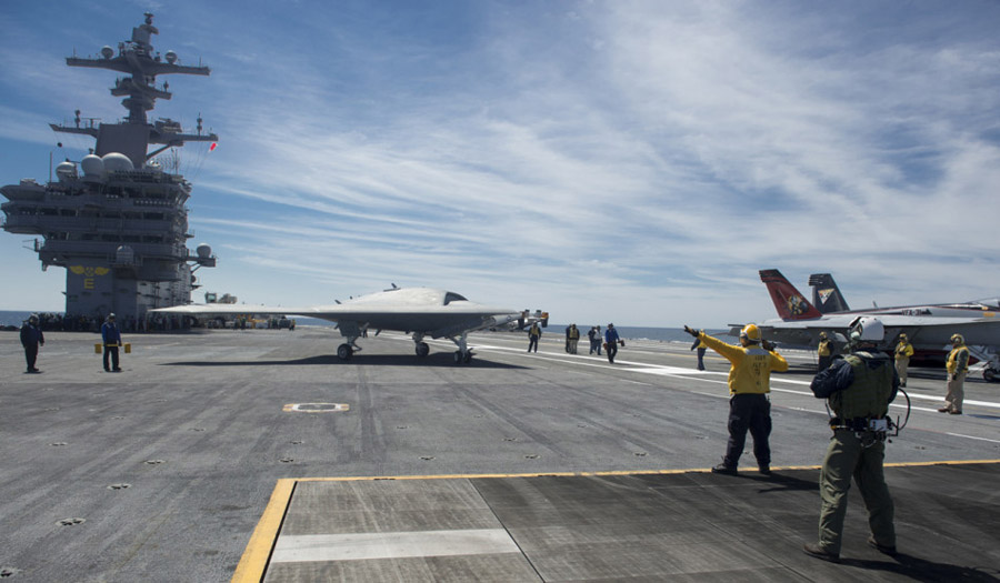 Американский беспилотный истребитель X-47B благополучно совершил взлет с палубы авианосца (6)