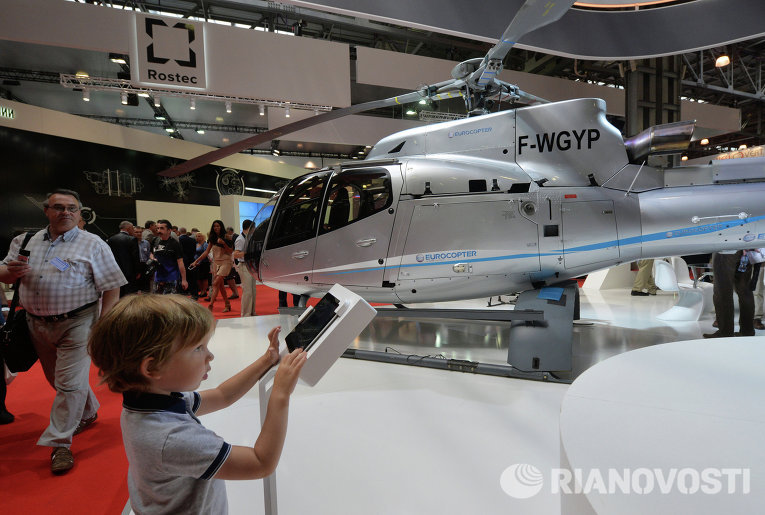 6-я международная выставка вертолетной индустрии HeliRussia 2013 открылась сегодня в Москве.На фото: легкий вертолет EC130 T2.