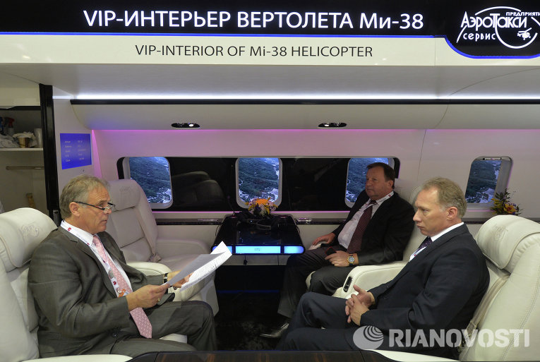 HeliRussia является важным событием в российском бизнесе. Продолжающийся экономический рост в России и увеличение платежеспособности российских организаций и частных лиц обеспечивает устойчивый рост спроса на вертолёты и на услуги, связанные с их обслуживанием.На фото: посетители осматривают VIP-интерьер вертолета Ми-38.