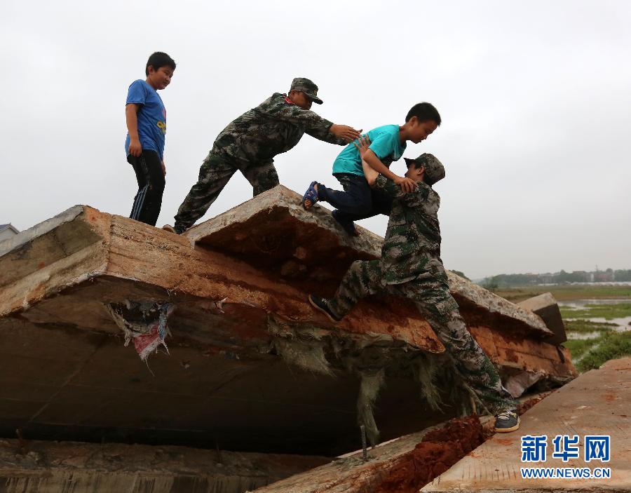 На юге Китая в результате проливных дождей погибли 55 человек, 14 пропали без вести (6)