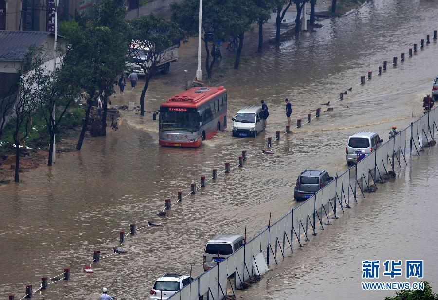 На юге Китая в результате проливных дождей погибли 55 человек, 14 пропали без вести (7)
