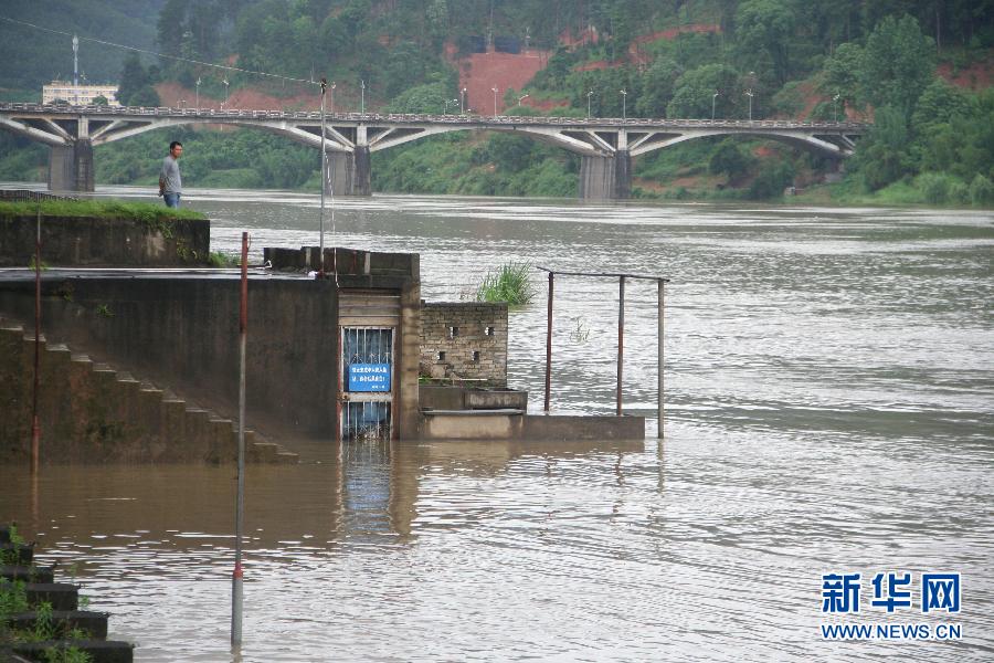 На юге Китая в результате проливных дождей погибли 55 человек, 14 пропали без вести (20)
