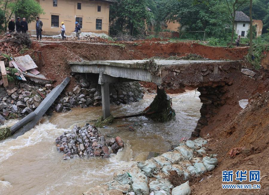 На юге Китая в результате проливных дождей погибли 55 человек, 14 пропали без вести (8)