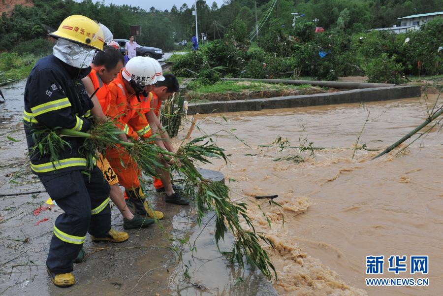 На юге Китая в результате проливных дождей погибли 55 человек, 14 пропали без вести (17)