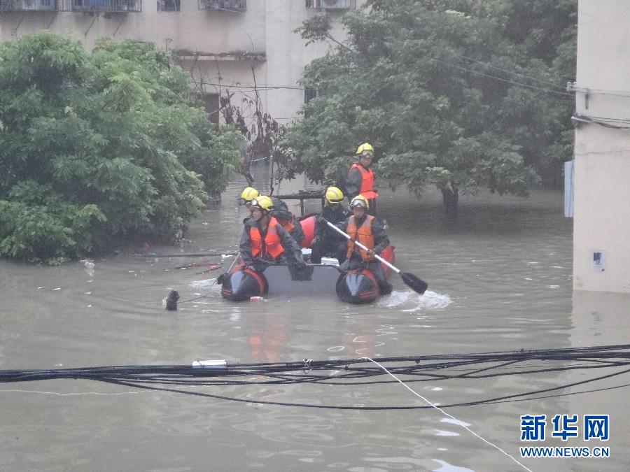 На юге Китая в результате проливных дождей погибли 55 человек, 14 пропали без вести (16)