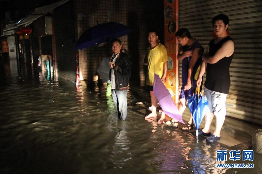 На юге Китая в результате проливных дождей погибли 55 человек, 14 пропали без вести (10)