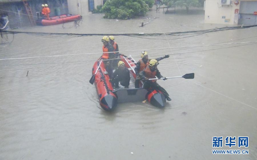 На юге Китая в результате проливных дождей погибли 55 человек, 14 пропали без вести (12)