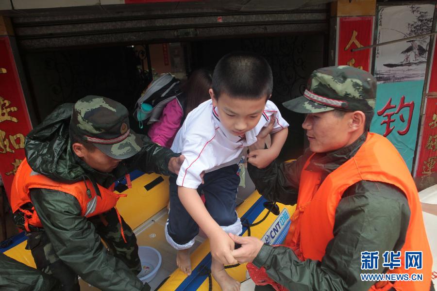 На юге Китая в результате проливных дождей погибли 55 человек, 14 пропали без вести (14)
