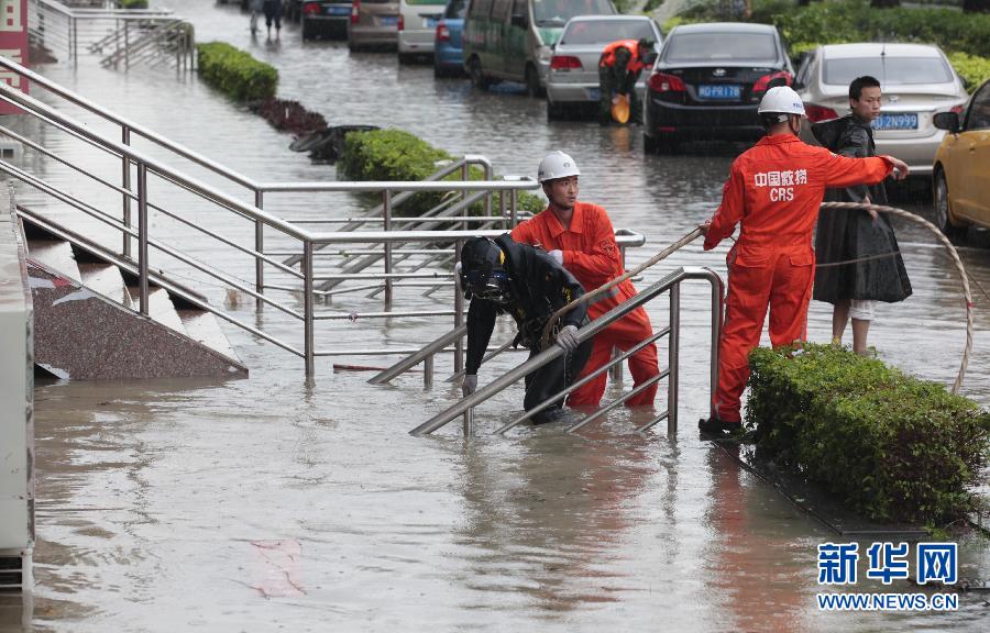 На юге Китая в результате проливных дождей погибли 55 человек, 14 пропали без вести (15)