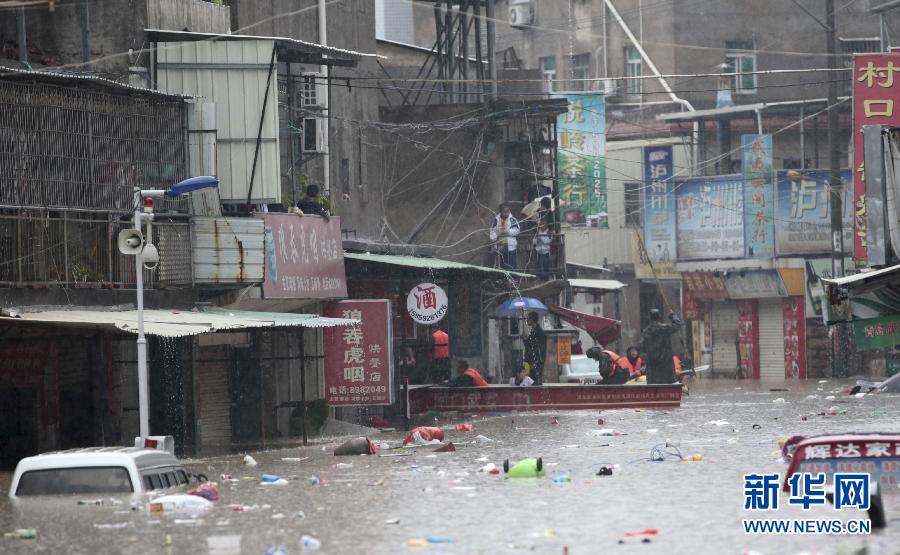 На юге Китая в результате проливных дождей погибли 55 человек, 14 пропали без вести (13)