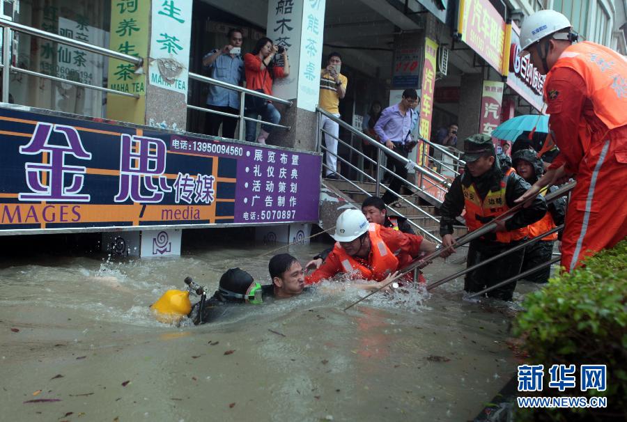 На юге Китая в результате проливных дождей погибли 55 человек, 14 пропали без вести (11)