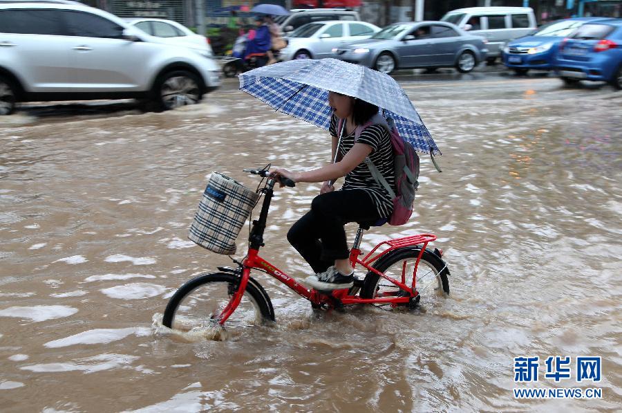 На юге Китая в результате проливных дождей погибли 55 человек, 14 пропали без вести