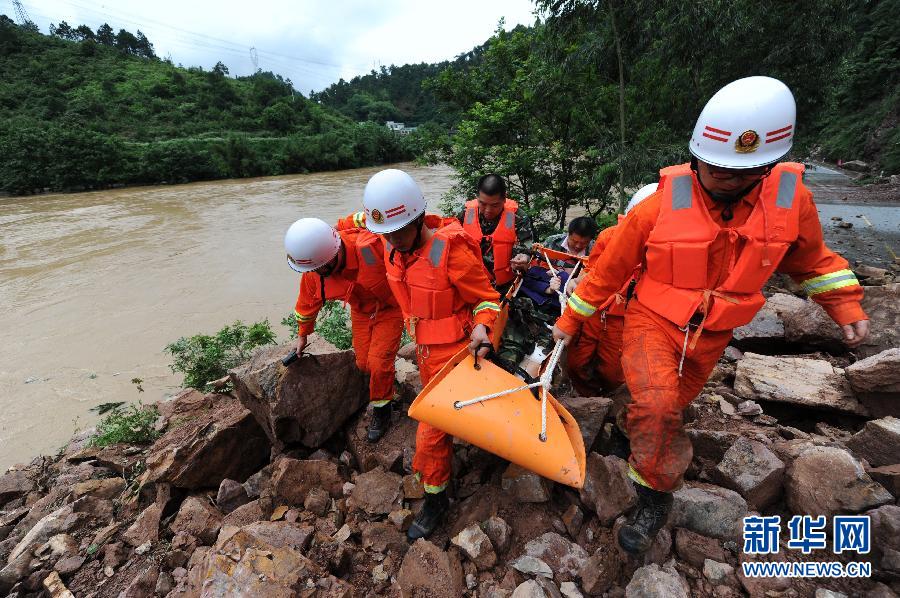 На юге Китая в результате проливных дождей погибли 55 человек, 14 пропали без вести (3)