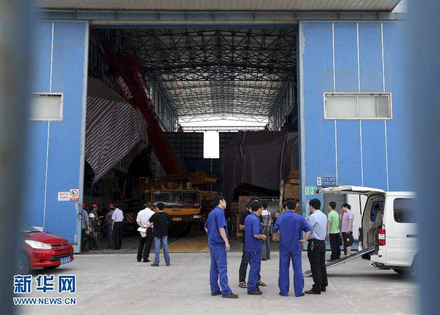 На одной из фабрик провинции Хубэй в результате падения многотонного станка погибли 2 рабочих, несколько раненых
