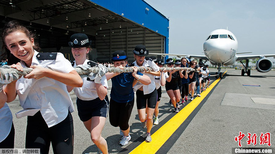 Конкурс «Тащи самолет» – американские красавицы-полицейские потягали Airbus A320