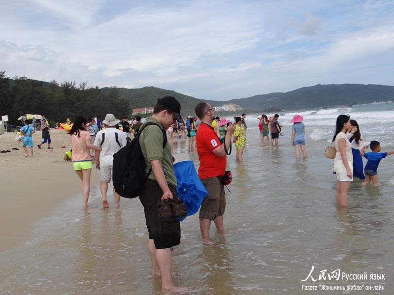 Бухта Ялунвань: море притягивает иностранных журналистов (5)