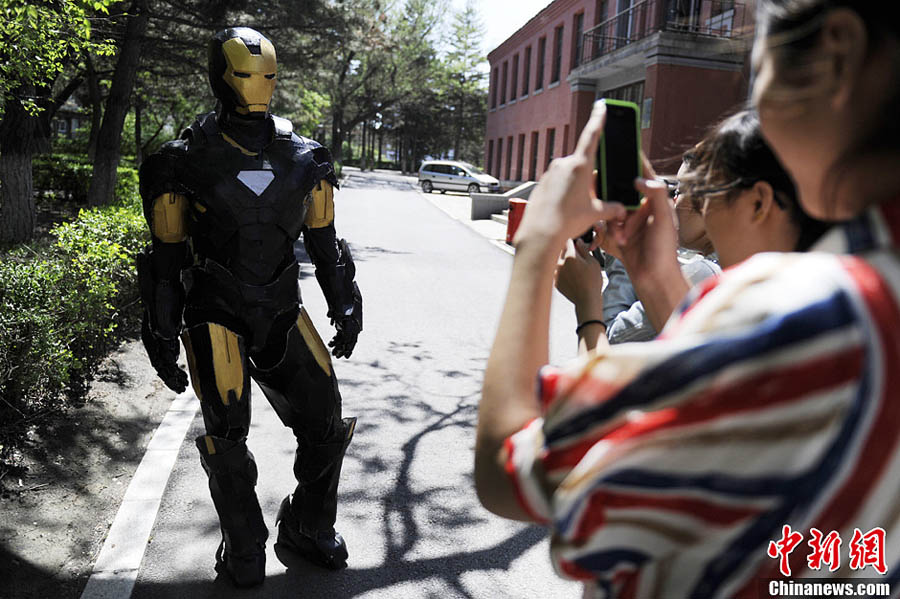 Студент Чанчуньского университета ходил по улице в шлеме "Железного человека" (4)