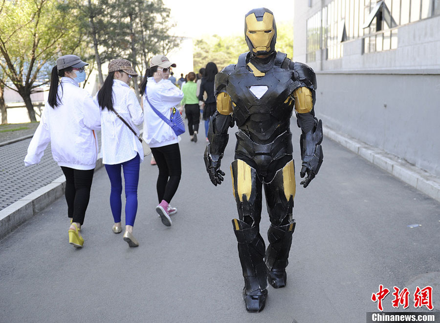 Студент Чанчуньского университета ходил по улице в шлеме "Железного человека"