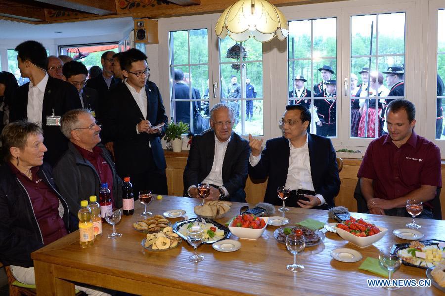 Ли Кэцян посетил швейцарскую семейную ферму и подчеркнул важность сотрудничества и модернизации сельского хозяйства (2)