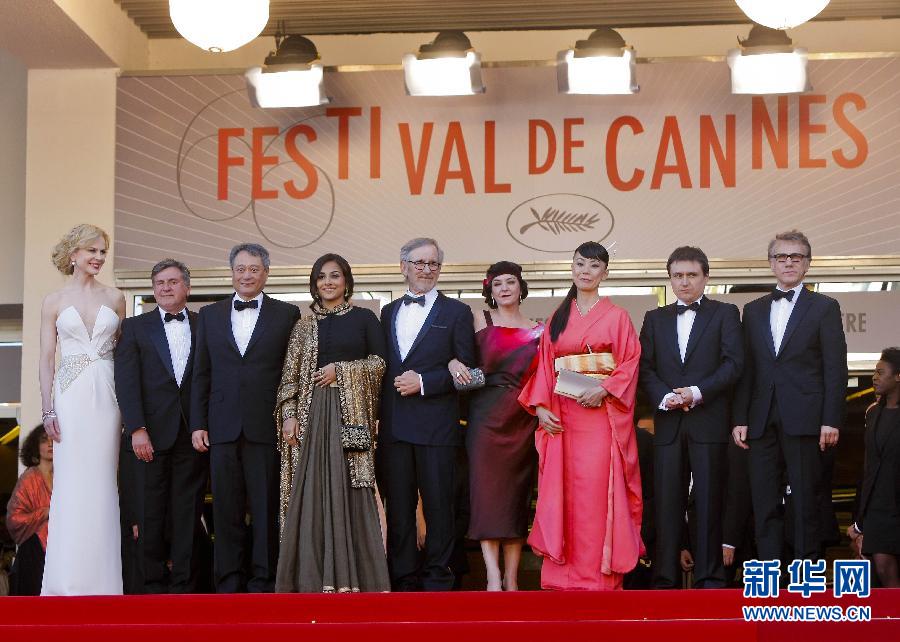 Китайский режиссер Цзя Чжанкэ выиграл приз Каннского кинофестиваля за лучший сценарий (11)