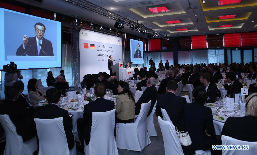 Ли Кэцян выступил на обеденном приеме китайских и германских промышленников и предпринимателей (4)