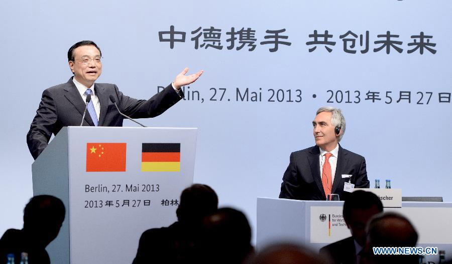 Ли Кэцян выступил на обеденном приеме китайских и германских промышленников и предпринимателей (3)